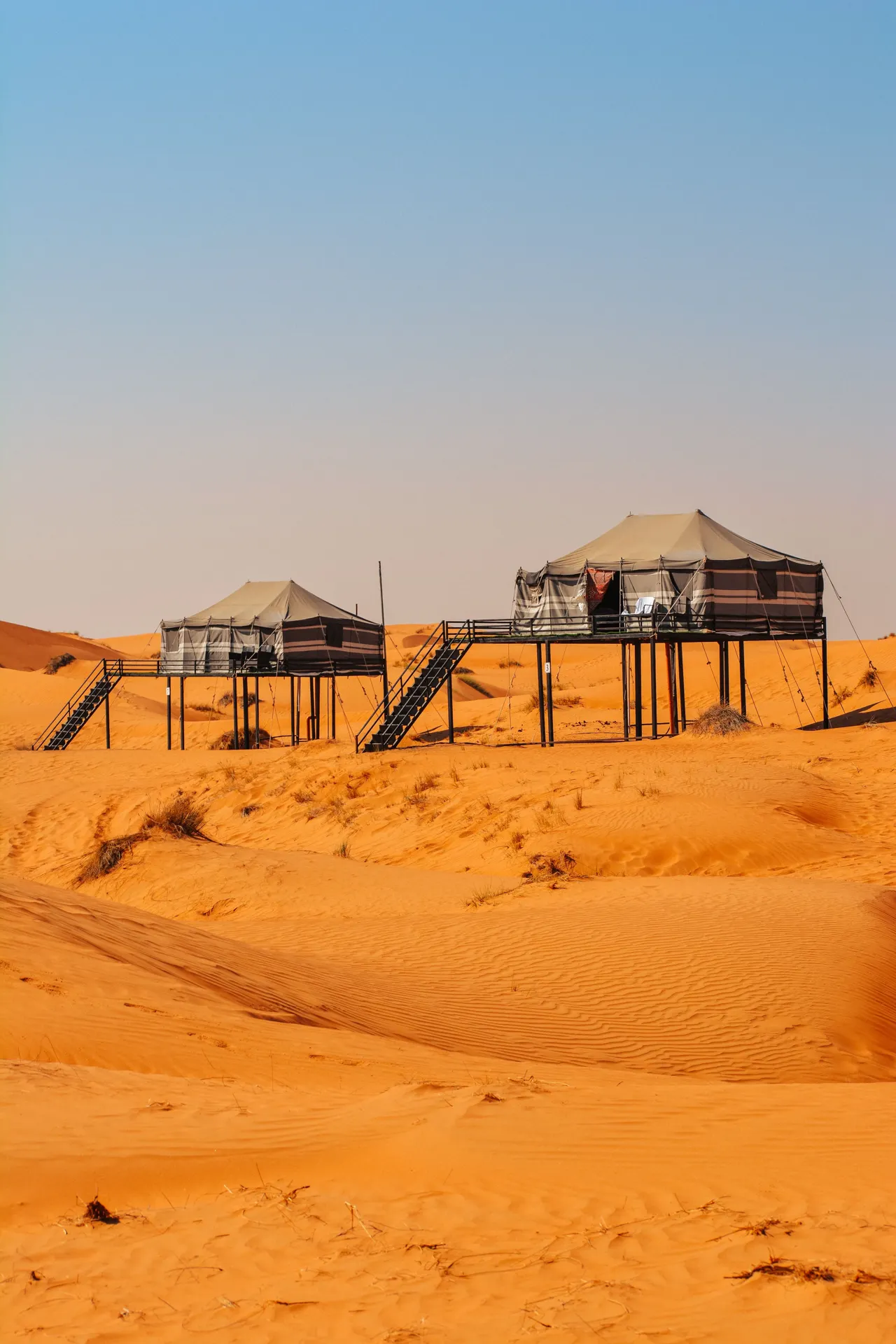Tentes surélevées dans les dunes du désert d’Oman